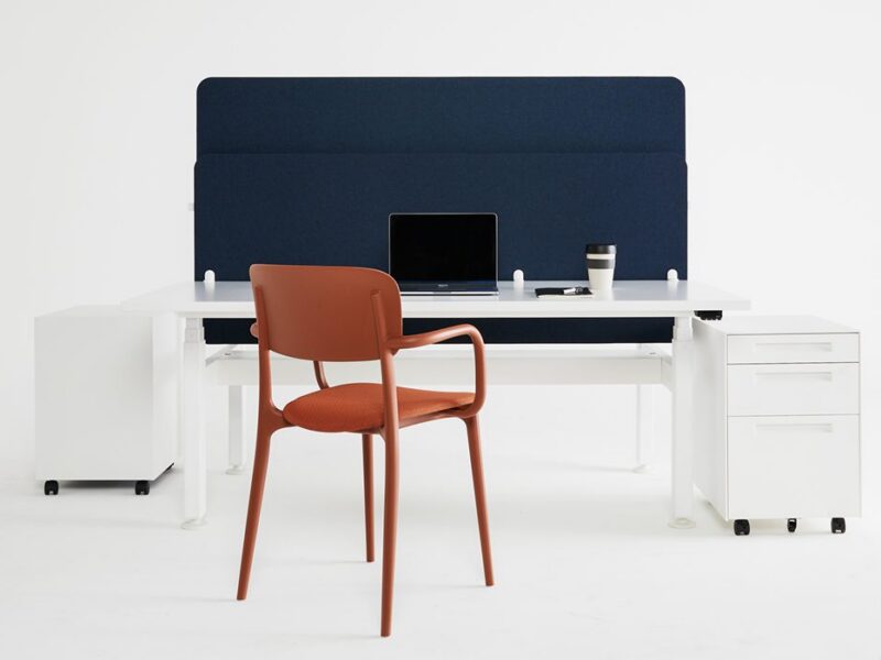 An image of Vicinity™ Desk Screens Hedge in Pinnacle